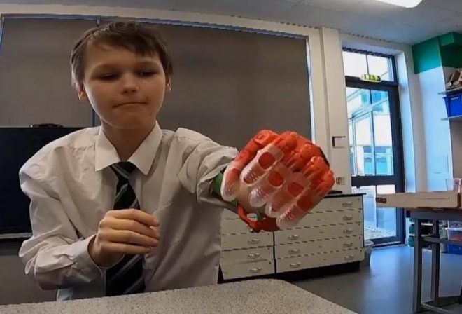 Учитель из Великобритании напечатал на 3D-принтере протез для своего ученика