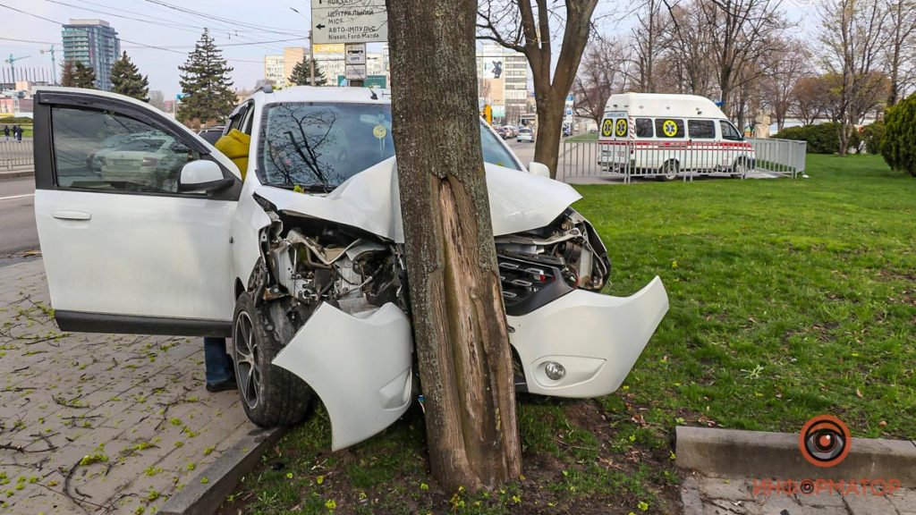 В Днепре Renault врезался в дерево: пострадал водитель