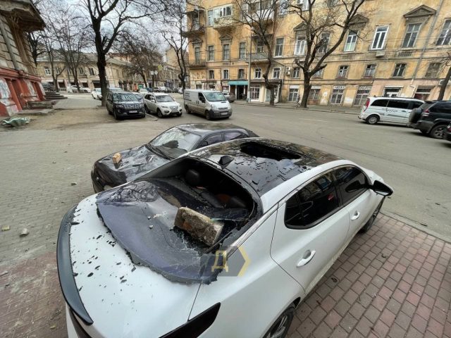 В Одессе автомобили пострадали из-за кинотеатра