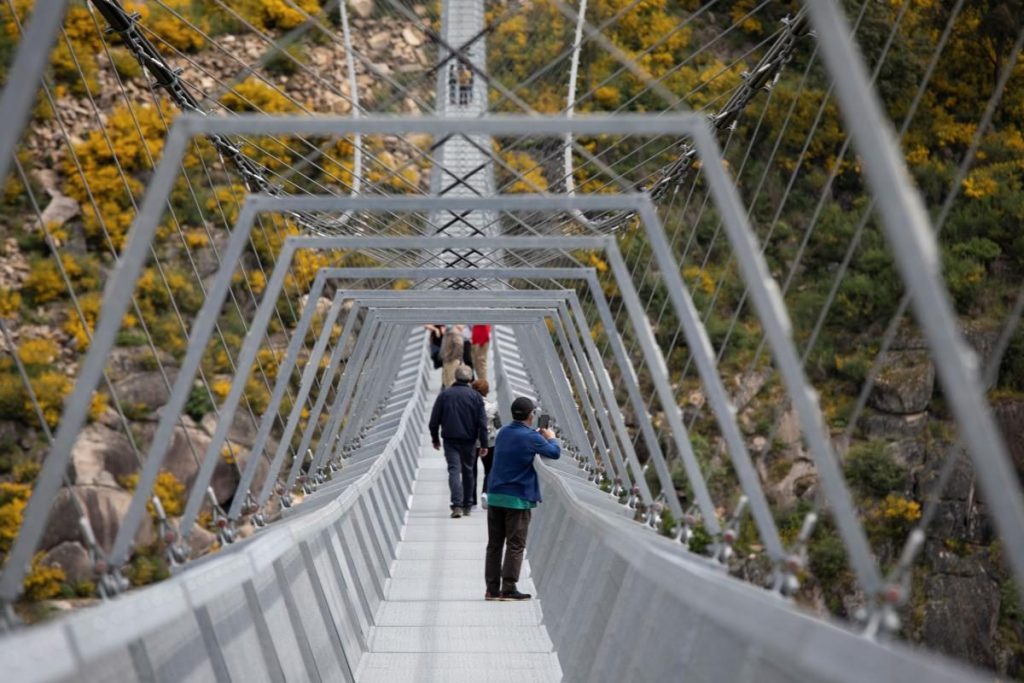 Самый длинный в мире подвесной мост открыли в Португалии