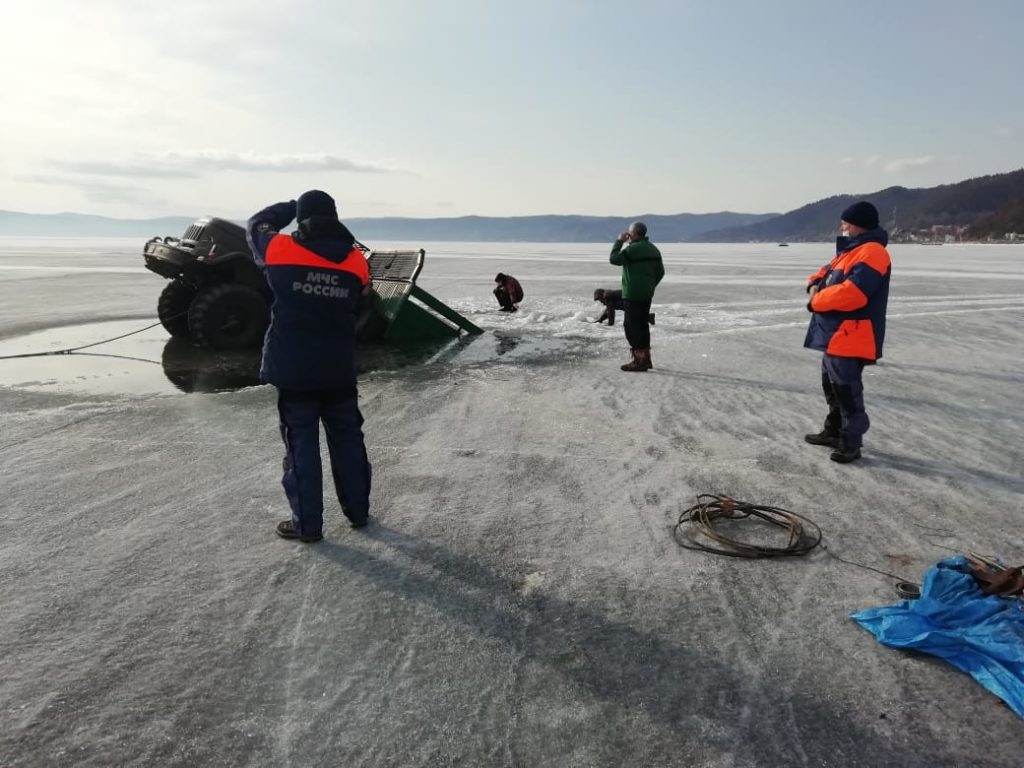 В России на озере Байкал два грузовика провалились под лед
