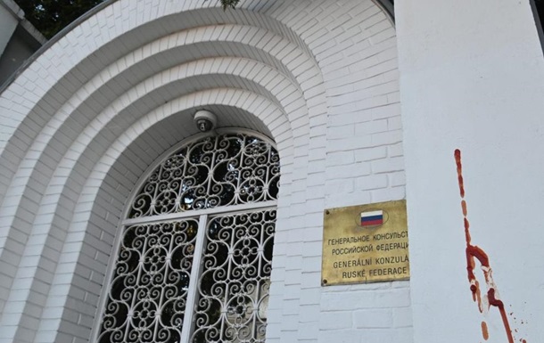 В чешском городе посольство РФ облили кетчупом