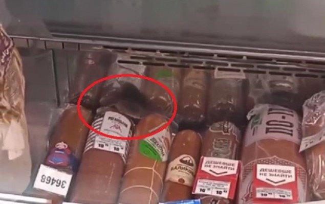 В харьковском магазине мышь бегала по витрине с колбасой
