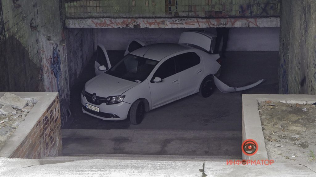 В подземном переходе в Днепре нашли брошенный Renault