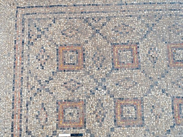 Археологи обнаружили красочную мозаику, созданную 4 века назад