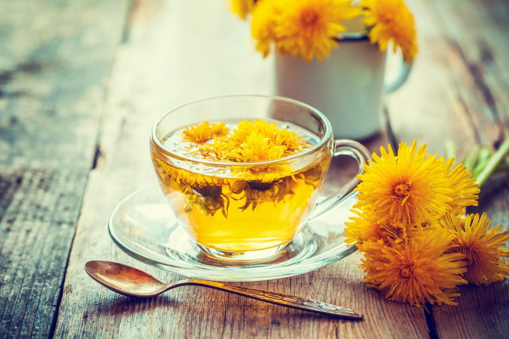 Ученые напомнили о витаминах в чае из одуванчиков