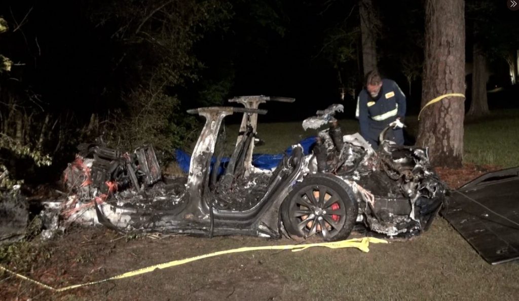 В ДТП с Tesla погибли 2 человека: за рулем авто никого не было
