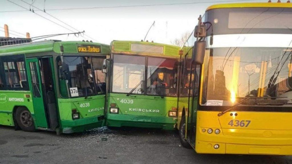 В Киеве столкнулись три троллейбуса