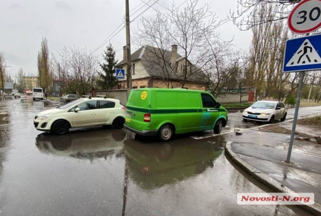 В Николаеве столкнулись Opel Corsa и авто инкассаторов