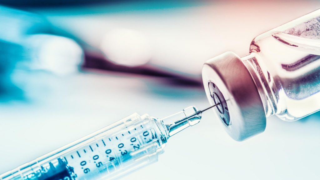В Дании центры вакцинации раскрасили и пытались поджечь