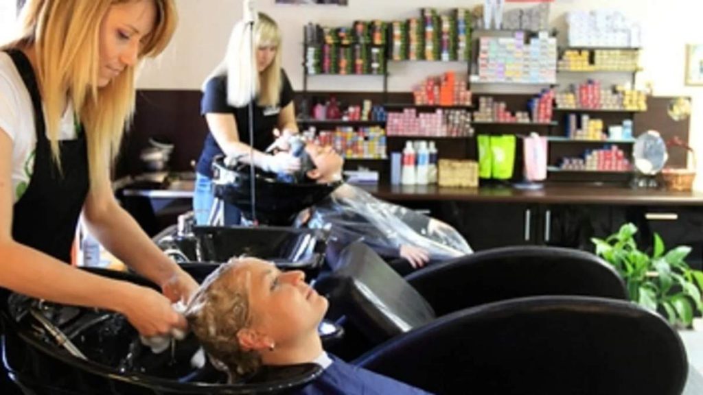 Во Львове парикмахера оштрафовали за нарушение карантина