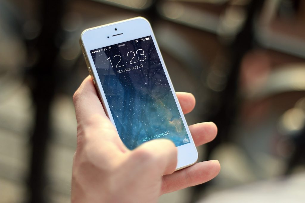На Закарпатье у мужчины из авто похитили 17 телефонов iPhone