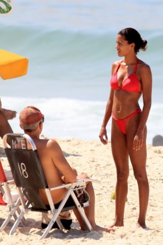 Тина Кунаки и Венсан Кассель отдыхали на бразильском пляже