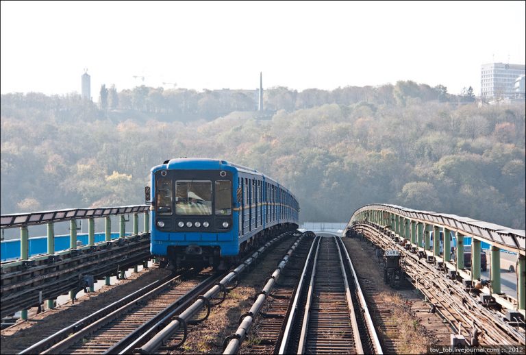 В Киеве на неделю ограничат движение по мосту Метро