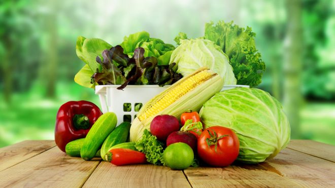 Медик рассказал, где купить безопасные первые овощи и зелень