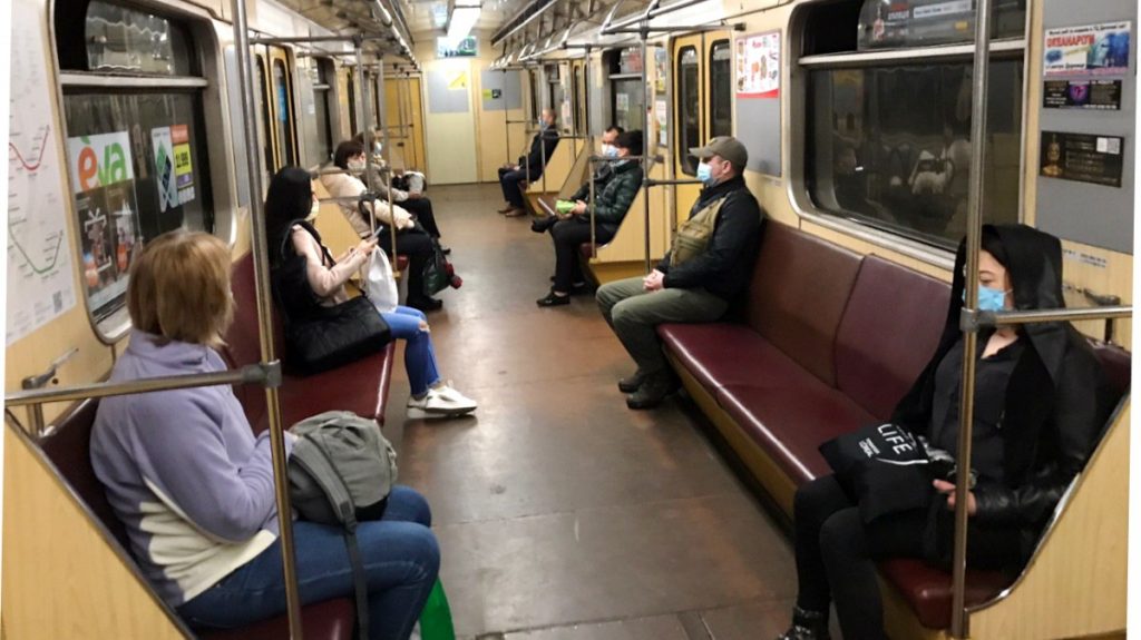 В Киеве пьяный пассажир метро напал на женщину-полицейского