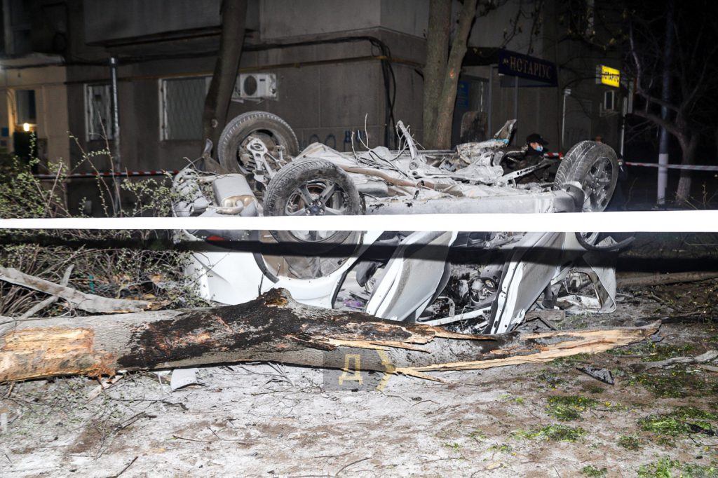 В Одессе Ford после серии опрокидываний врезался в дерево: есть жертвы