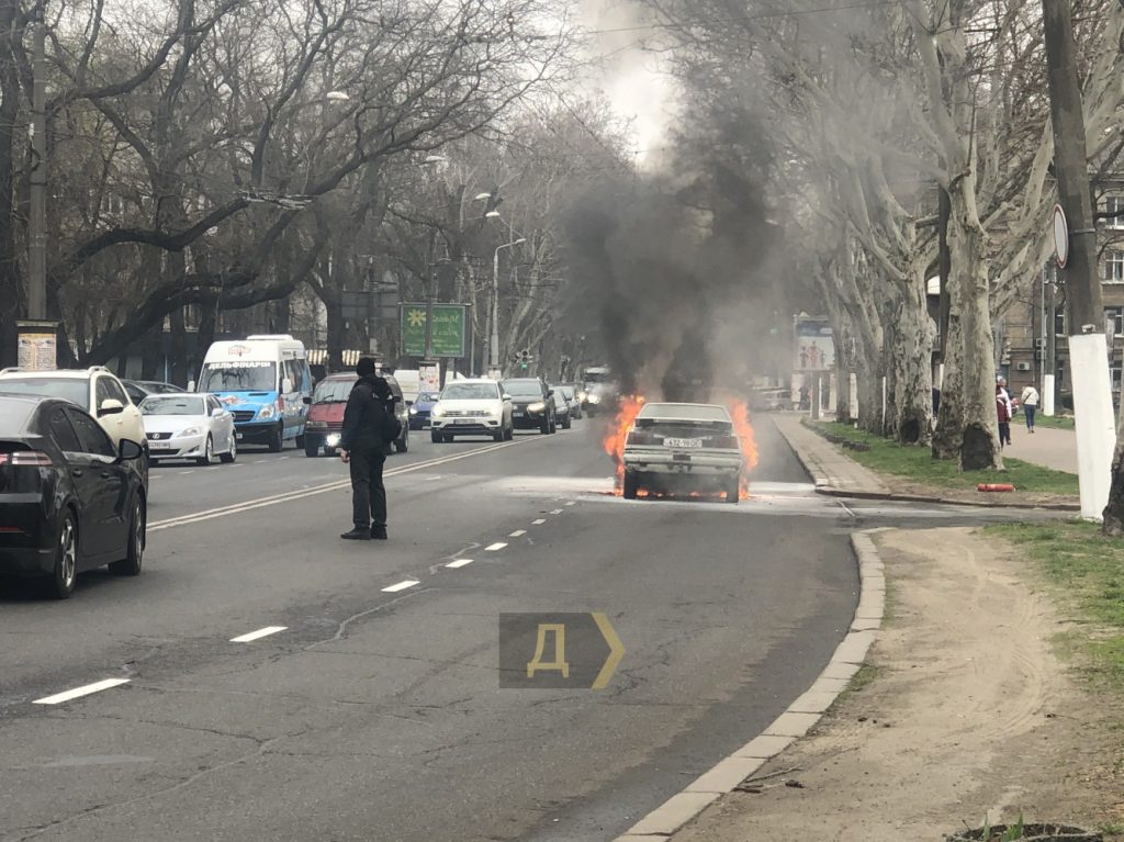 В Одессе у облсовета загорелся автомобиль