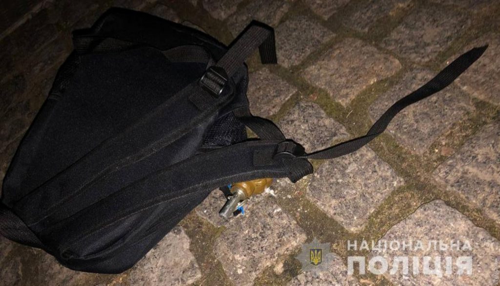 На территорию коттеджного городка в Одессе забросили рюкзак с гранатой