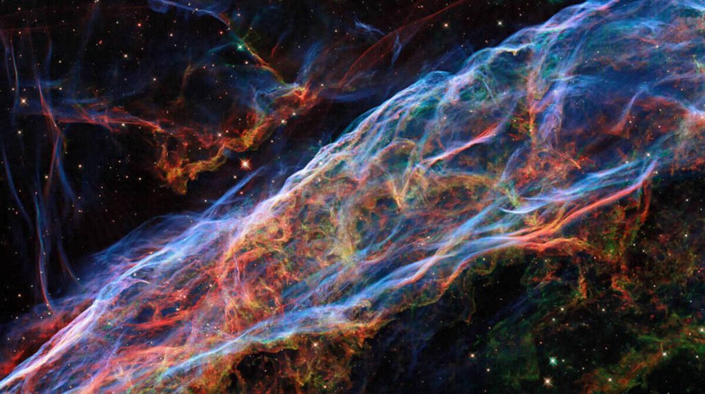 Телескоп Хаббл запечатлел туманность Вуаль