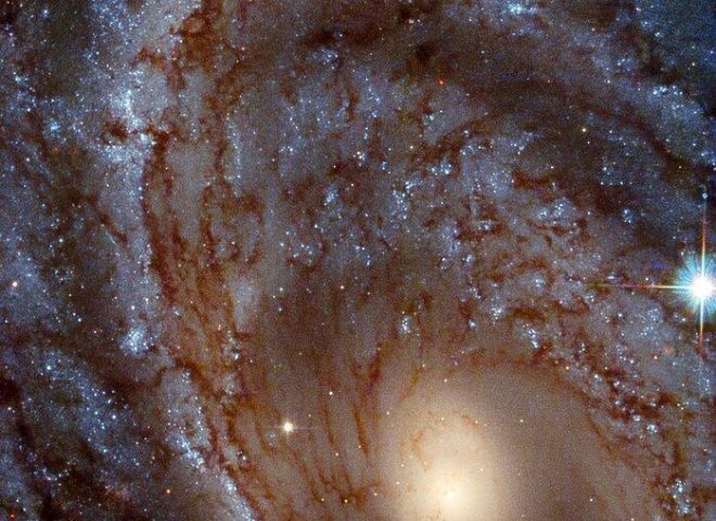В созвездии Центавра Hubble сфотографировал яркую галактику