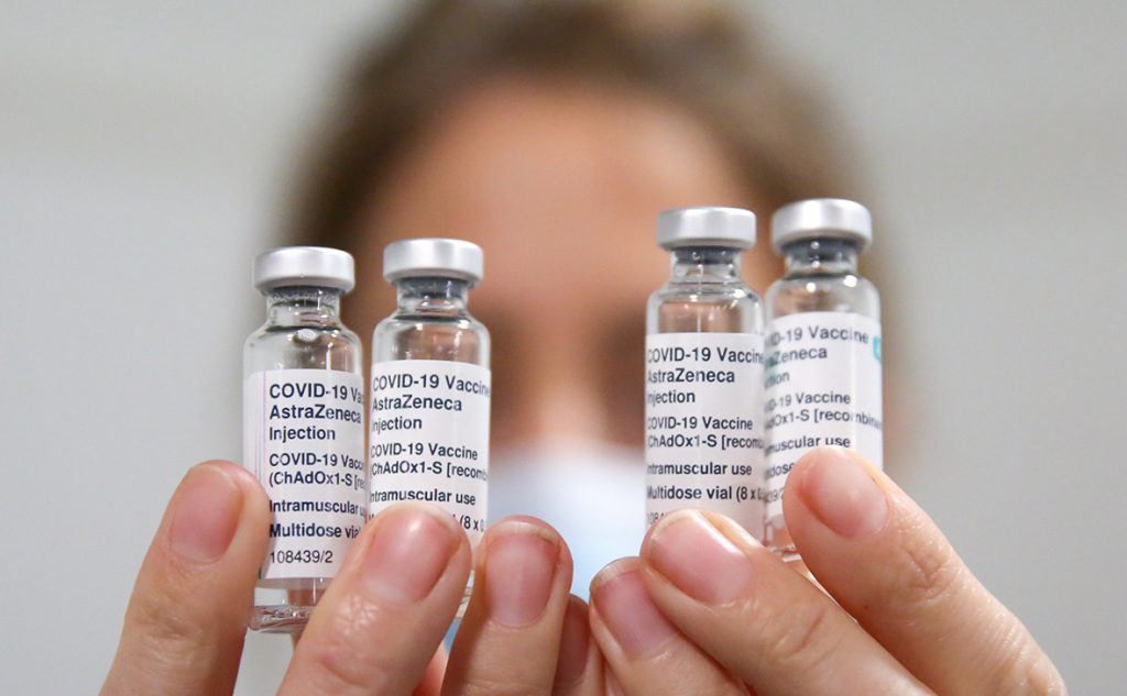 В Украину везут 1,1 миллиона доз вакцины AstraZeneca &#8212; Шмыгаль
