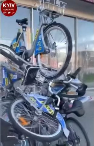 «Стыдно»: В Киеве прокатные велосипеды свалили в кучу