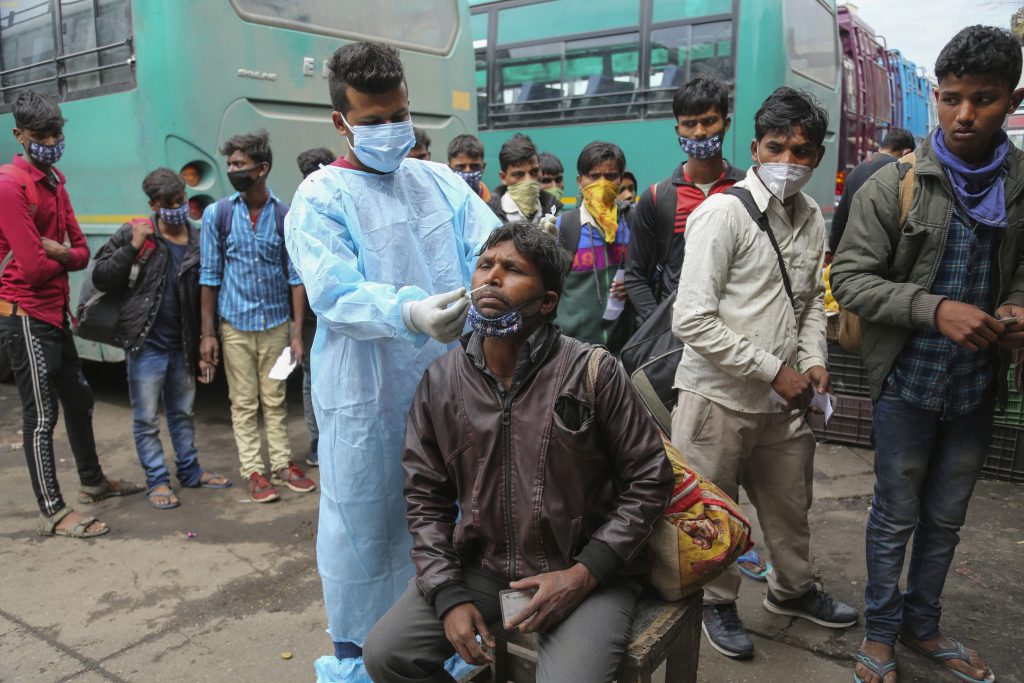 В Индии массово умирают от COVID: дефицит кислорода