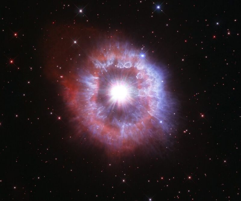 Hubble запечатлел огромную гибнущую звезду