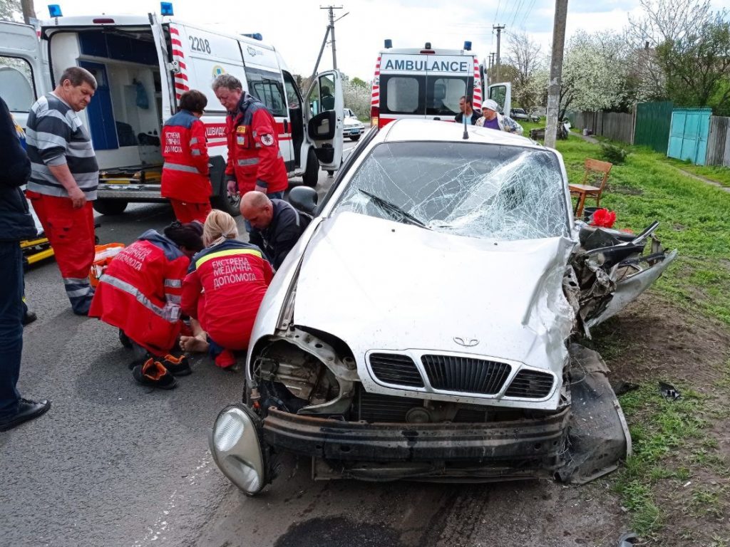 Под Харьковом столкнулись Daewoo и Mitsubishi: водителя вырезали из авто
