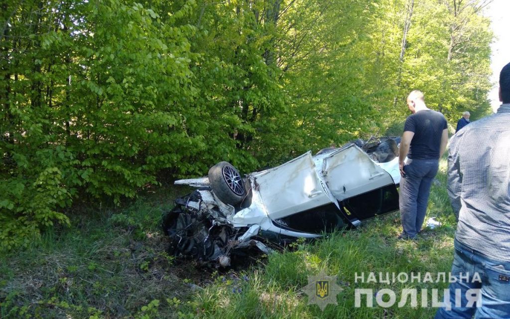 На Буковине автомобиль вылетел с трассы: погибла 10-летняя девочка