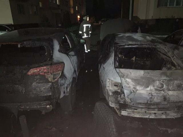 Во дворе жилого дома в Харькове сгорело два автомобиля