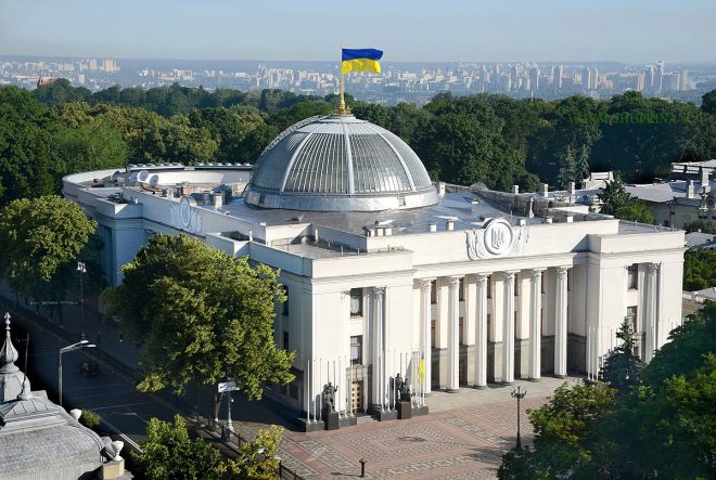 Украинцы за границей смогут трудоустраиваться без посредников: принят закон