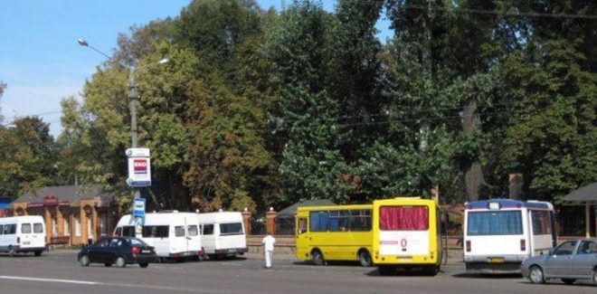 В Борисполе девушка на ходу выпала из маршрутки