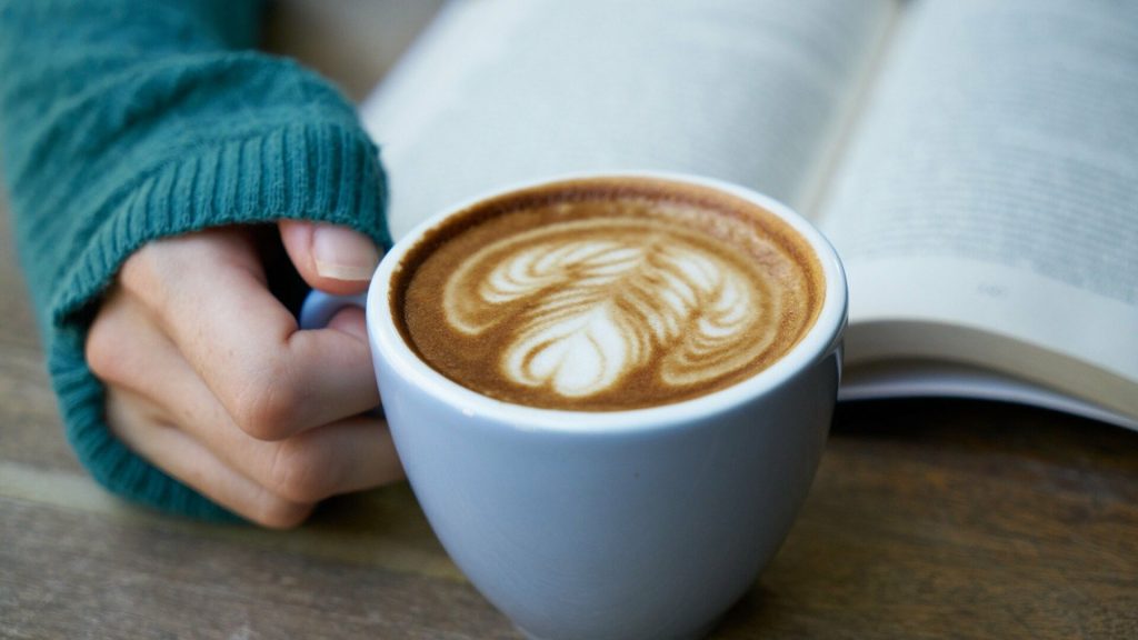 Эксперты назвали напитки, которые могут заменить утренний кофе