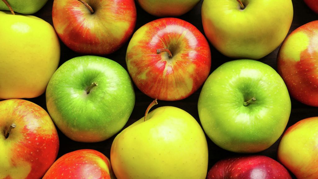 Врачи назвали пять причин съедать по яблоку в день