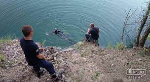 В Запорожье 47-летний рыбак сорвался со скалы в воду