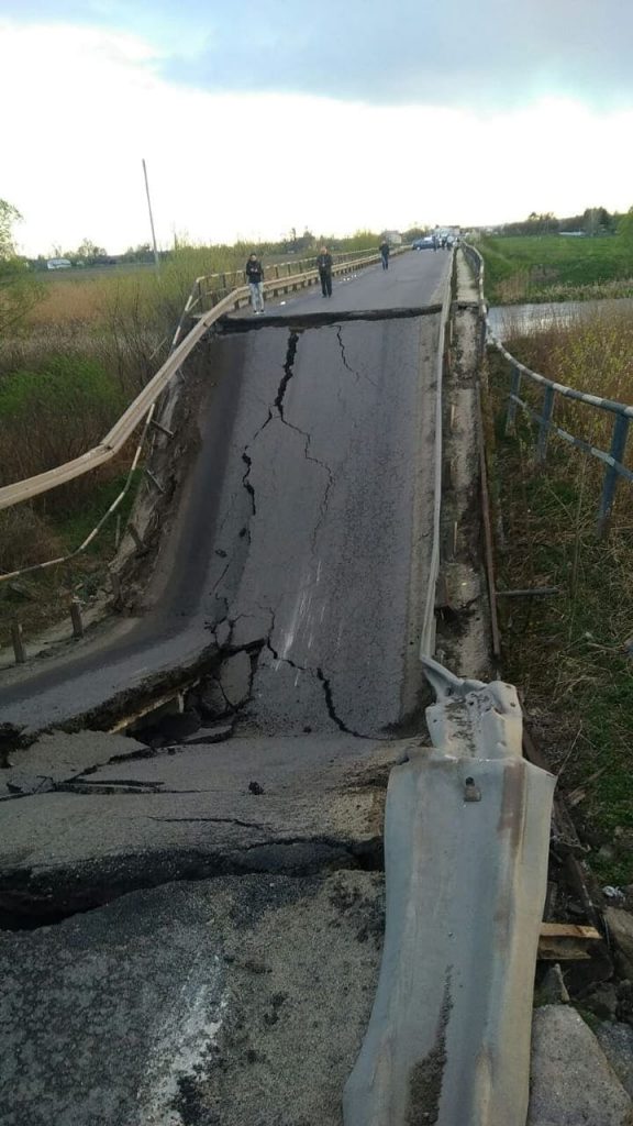 На трассе Львов — Луцк обрушился мост: движения нет