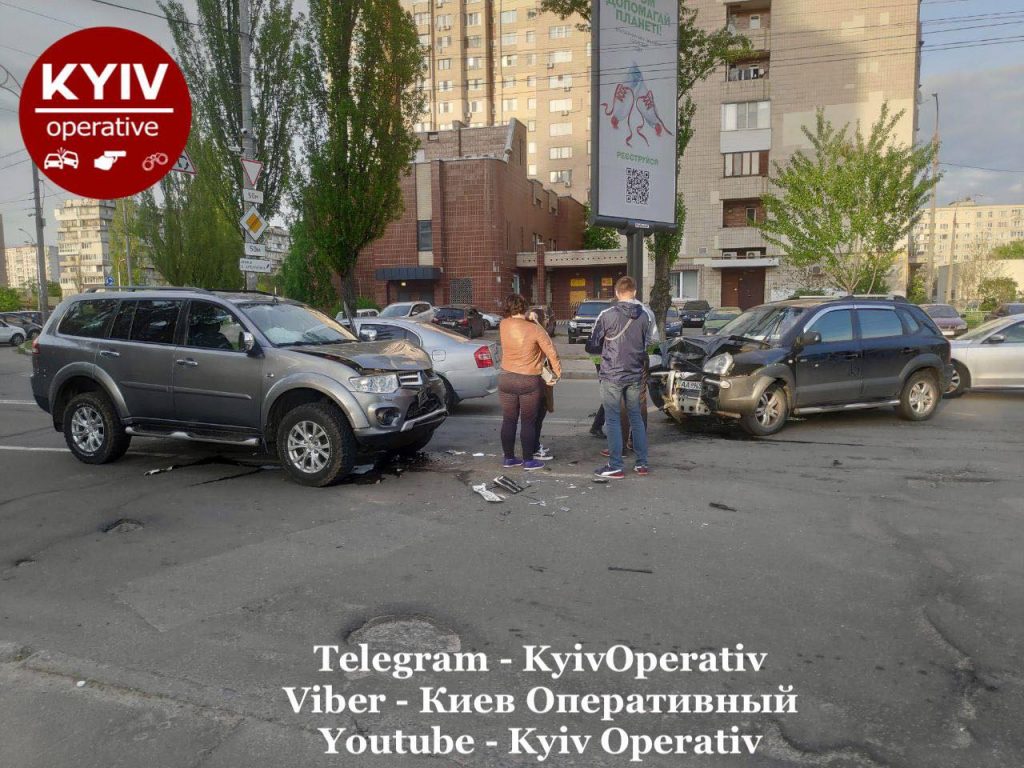 В Киеве на Петровке лоб в лоб столкнулись два авто