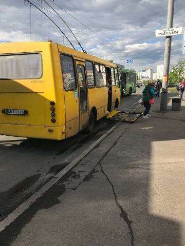 «Ничего необычного»: в Киеве у маршрутки отвалилась дверь