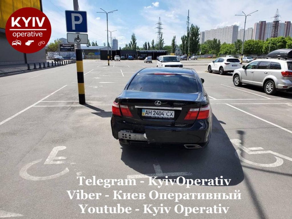 В Киеве «герой парковки» занял несколько мест для инвалидов