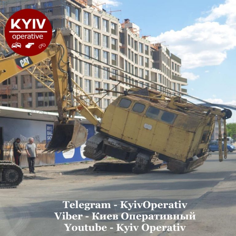 В Киеве опрокинулся строительный кран