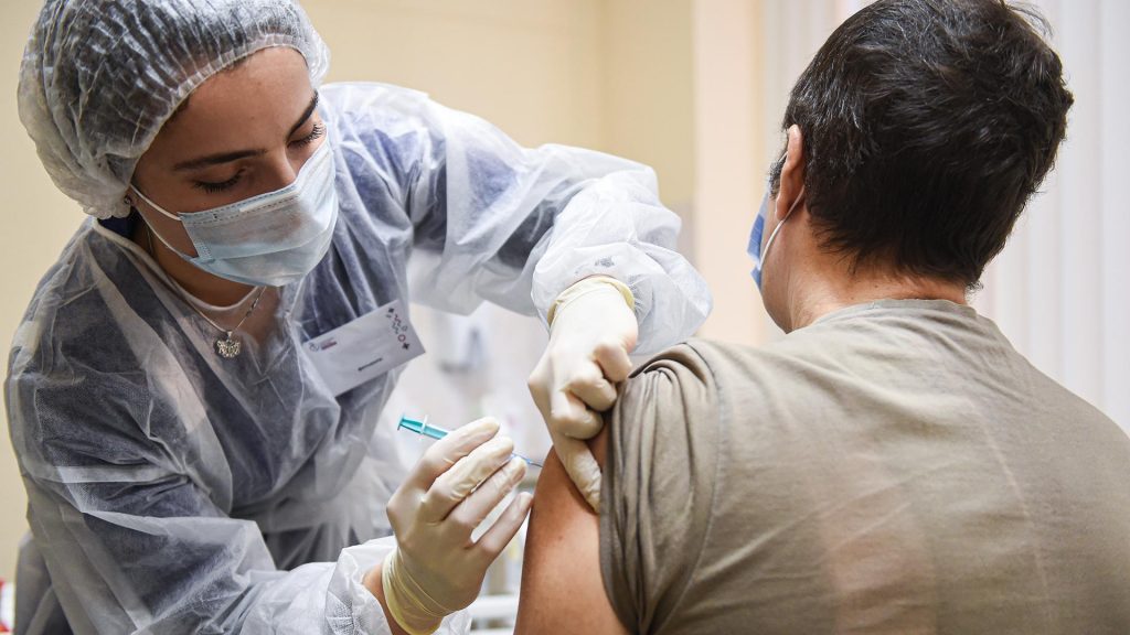 Эксперт прокомментировал приостановку вакцинации в десяти областях Украины