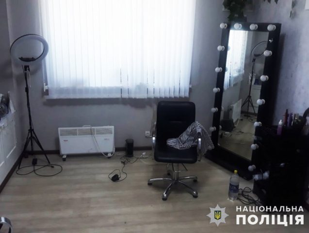 На Николаевщине парень с пистолетом напал на владелицу парикмахерской