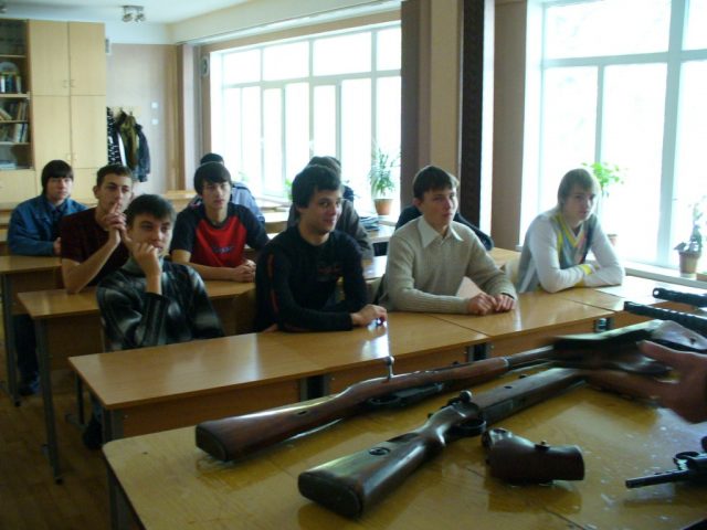 В Украине хотят вернуть уроки начальной военной подготовки в школы