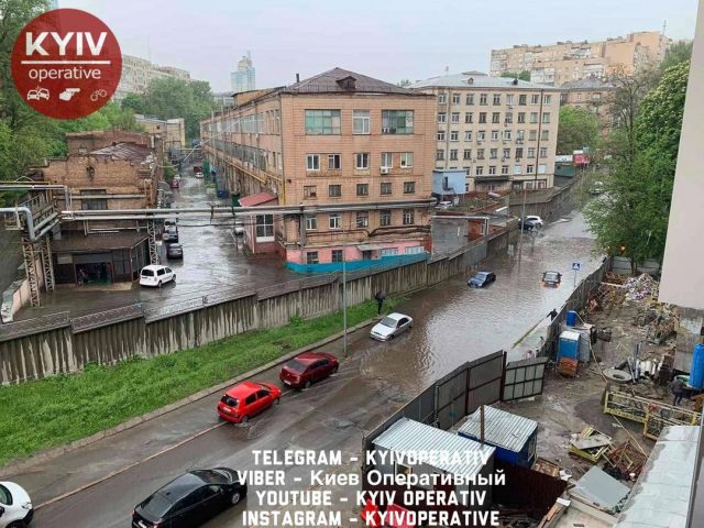 Непогода в Киеве: улица превратилась в водоем