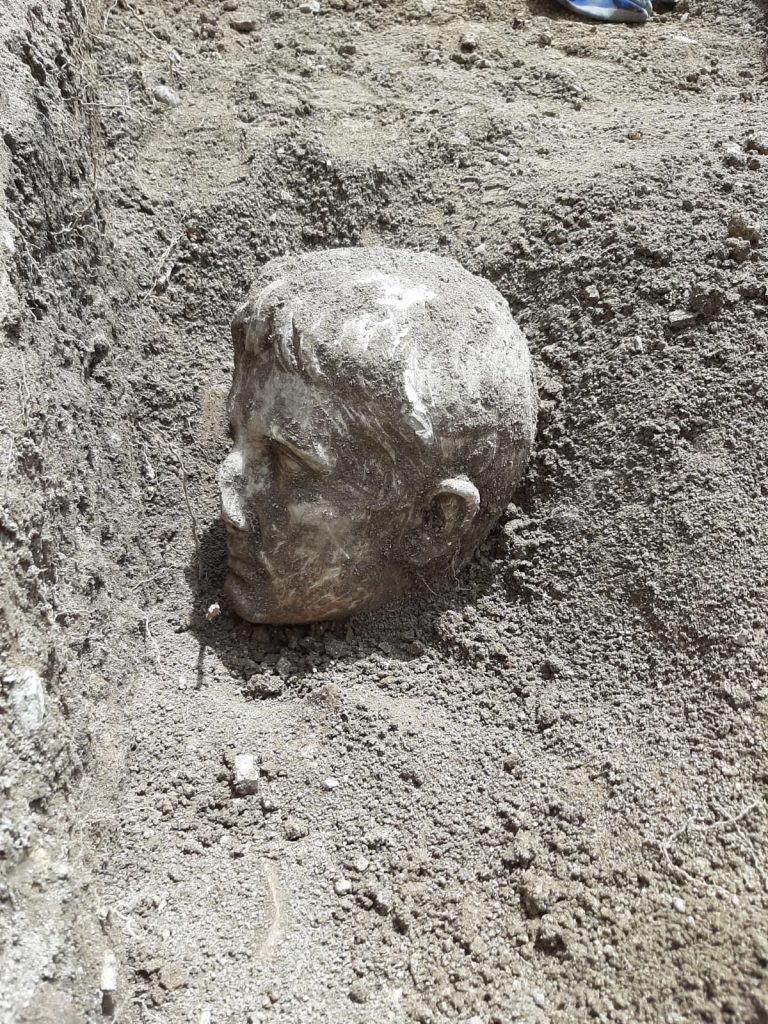 Итальянские археологи нашли мраморную голову императора