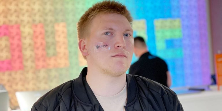 В Киеве мужчина набил тату с логотипом магазина на лице ради iPhone