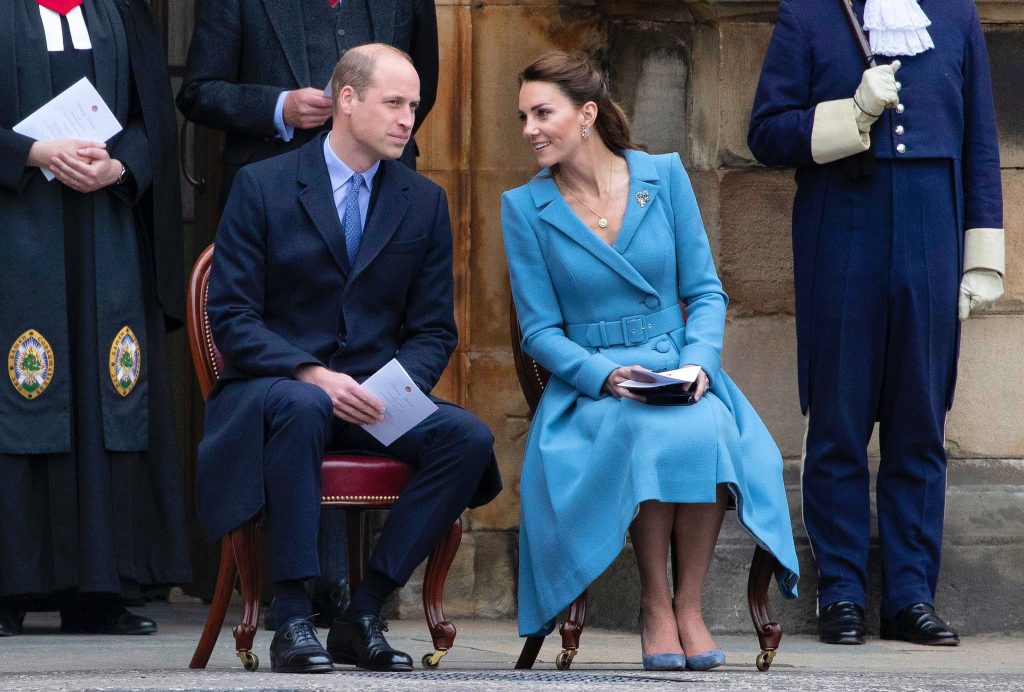 Кейт Миддлтон с принцем Уильямом позировали в стильных деловых нарядах (ФОТО)