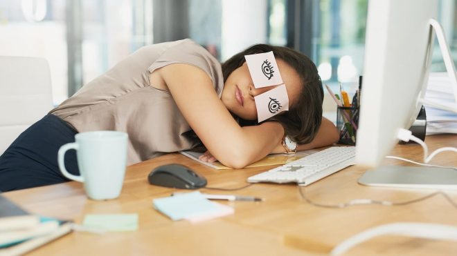Названы 6 способов справиться с сонливостью